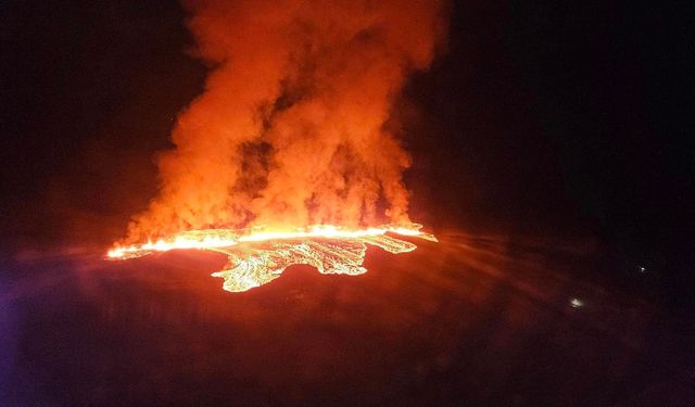İzlanda’da yanardağ tekrar faaliyete geçti