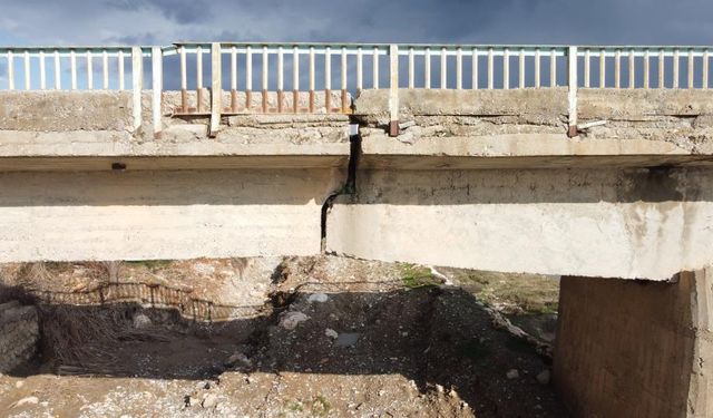 Pazarcık'ta birçok bölgeyi bağlayan köprü yıkılma tehlikesi ile karşı karşıya