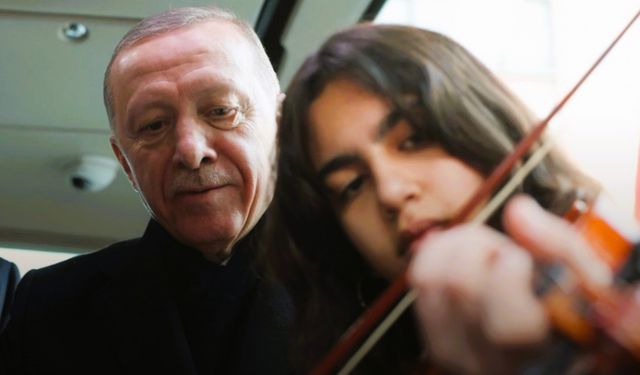 Erdoğan, keman çalan öğrenciyle türkü söyledi