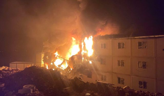 Kahramanmaraş'ta işçilerin kaldığı konteynerler yandı