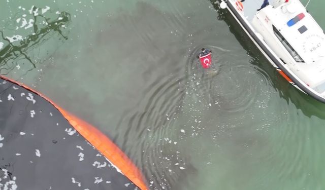 Yangında batan teknedeki 2 Türk bayrağı çıkartıldı