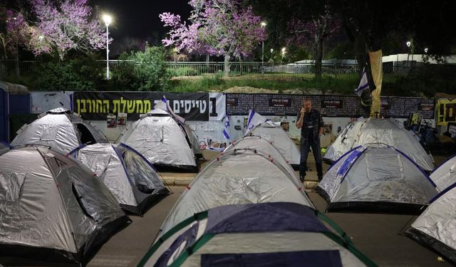 İsrail’de göstericiler parlamento önünde çadır kurdu