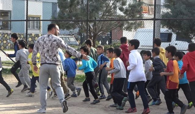 Depremzede çocukları spora teşvik ediyor