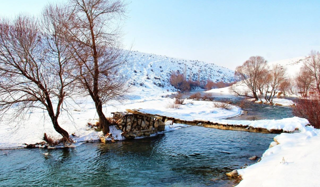 Hurman Çayı beyaza büründü