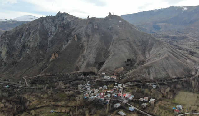 Mantar kayalar köyü tehdit ediyor