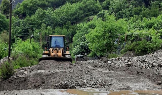 Şiddetli yağıştan dolayı kapanan köy yolları açıldı