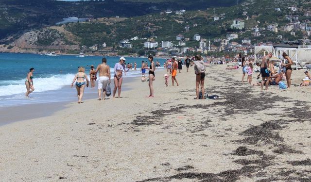 Turistler sıcak havanın keyfini sahilde çıkardı
