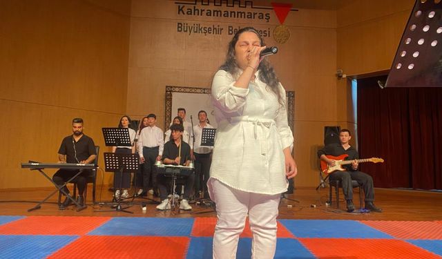 Kahramanmaraş'ta görme engelli kadından müzik resitali