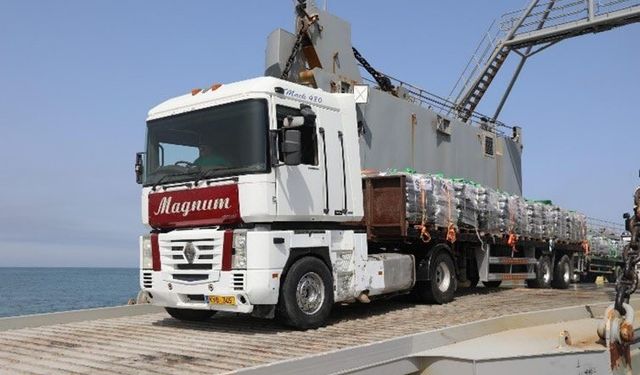 Gazze Şeridi açıklarına kurulan iskeleye ilk yardımlar ulaştı