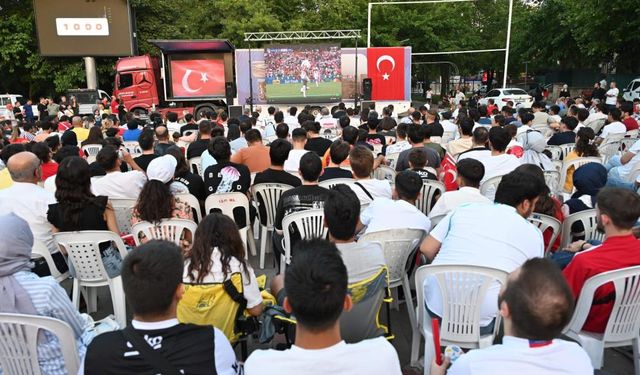 Vatandaşlar milli maç heyecanını dev ekrandan takip etti