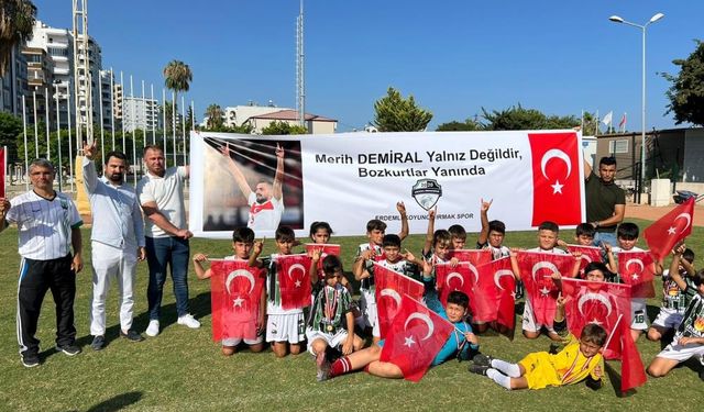 Mersinli minik futbolculardan, Merih Demiral'a destek