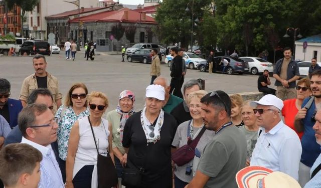 Kars Valisi turistlere rehberlik yaptı