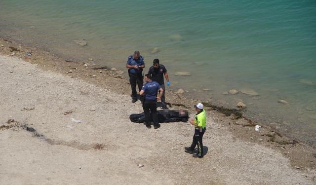 Göle düşen otomobilden 16 yaşındaki gencin cesedi çıkartıldı