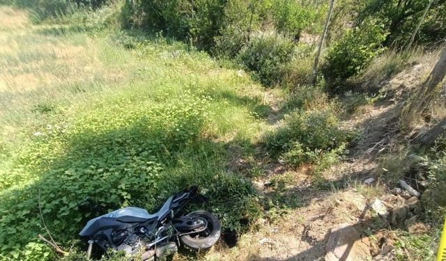 Motosiklet şarampole yuvarlandı: 1 ölü
