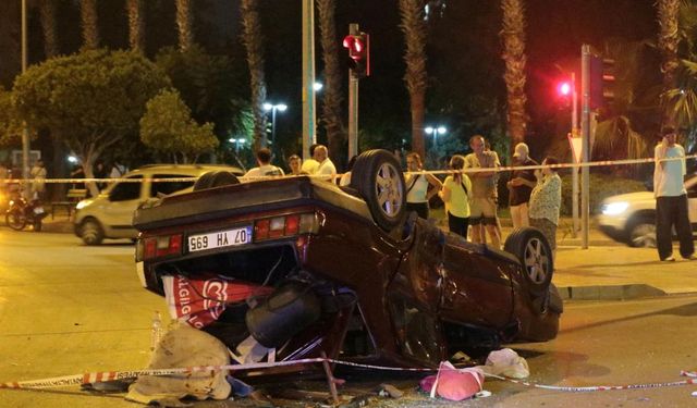 Antalya 'da  Otomobiller kavşakta çarpıştı, takla atan araçtaki 2 kişi yaralandı