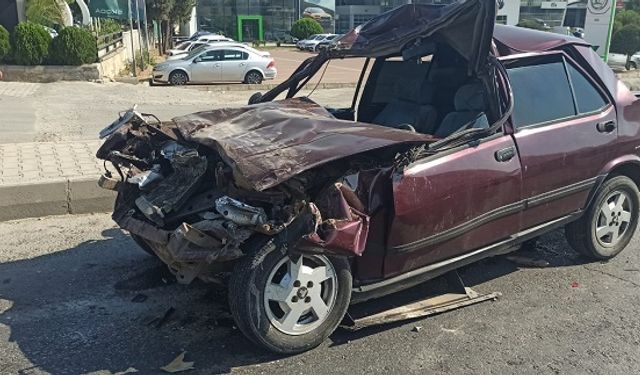 Otomobil, biçerdöverin römorkuna arkadan çarptı: 2 yaralı