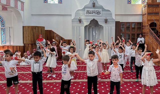 Kur’an Kursu eğitimi sonrası görkemli program