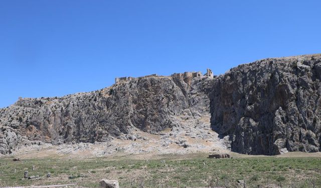 Adana Anavarza Antik Kenti'nde Anadolu ve Türkiye'deki en erken tarihli caminin kalıntılarına ulaşıldı