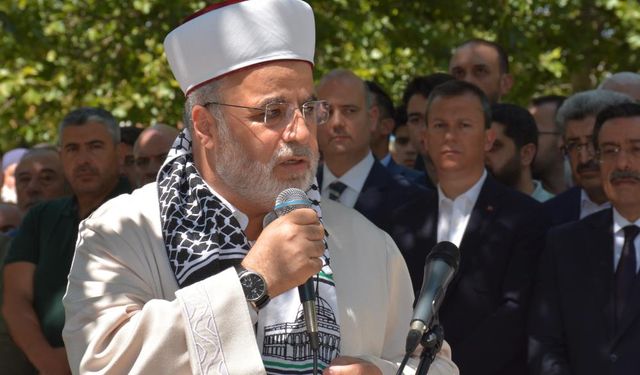 Ankara'da  Hacı Bayram-ı Veli Camii'nde eller semaya Haniye için kalktı