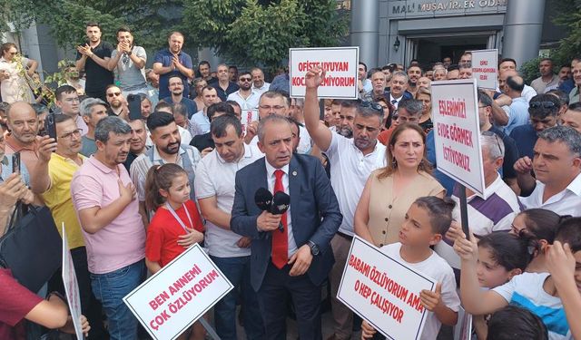 Gaziantep'te çalışma koşullarına sitem eden mali müşavirler ruhsat yaktı