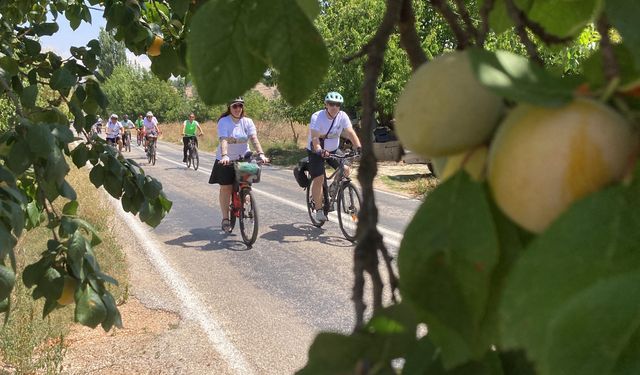 Bisiklet ve paraşüt sevdalıları Mersin Erdemli'de buluştu