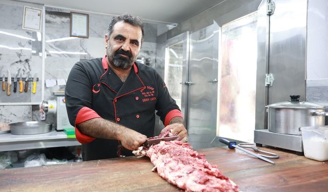 8 yaşındayken elini kıyma makinesine kaptıran kasabın, 5 parmağında 10 marifet