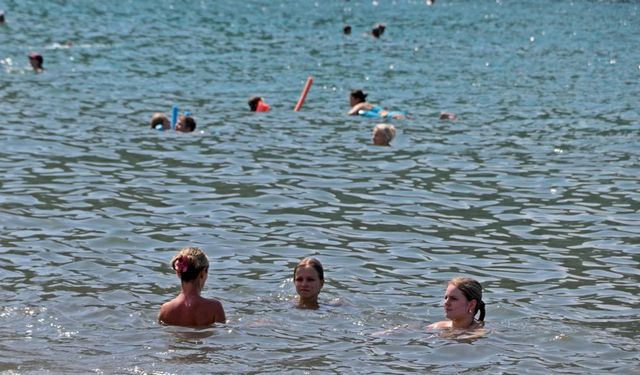 Güneşi gören tatilciler plajlara akın etti