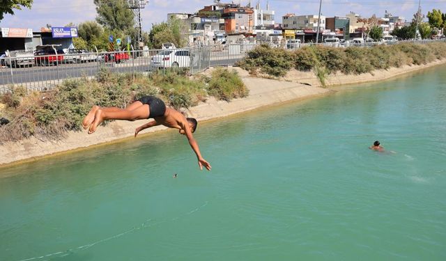 Sıcaklar bitmeyince okuldan kaçan çocukların tehlikeli serinliği