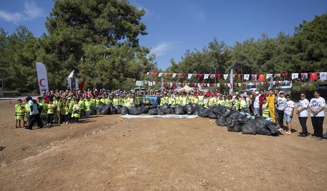 Çocuklar, gönüllülerle beraber ormanlık alanda çöp topladı