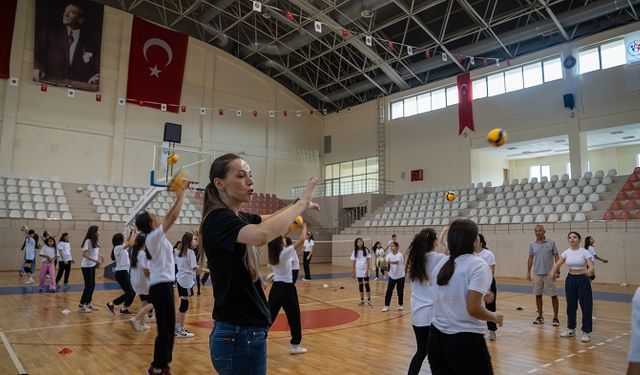 Eda Erdem Kahramanmaraş’ta genç sporcularla buluştu