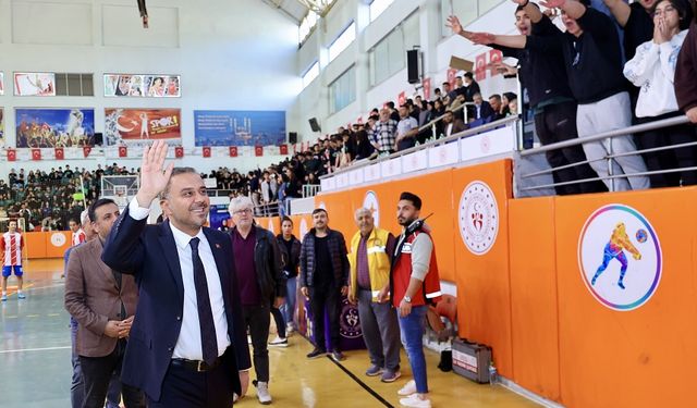 Başkan Toptaş, Cumhuriyet Spor Şöleni futsal finalini izledi