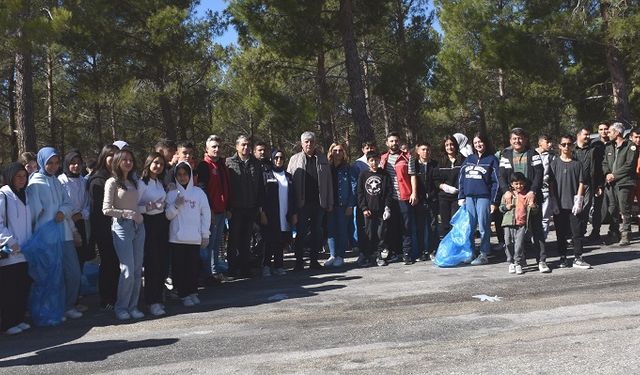 Mersin'de öğrencilerden orman temizliği