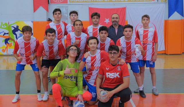 Onikişubat Belediyesi’nin Cumhuriyet Spor Şöleni’nde futsal heyecanı başladı