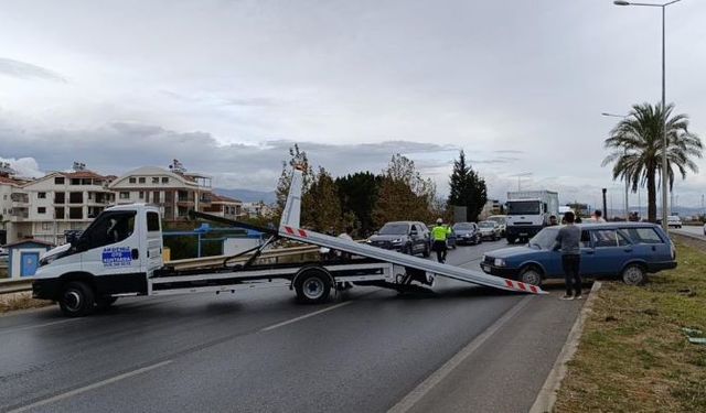 Seyir Halindeyken Lastiği Patlayan Tofaş Kanalı Aşıp Refüje Uçtu