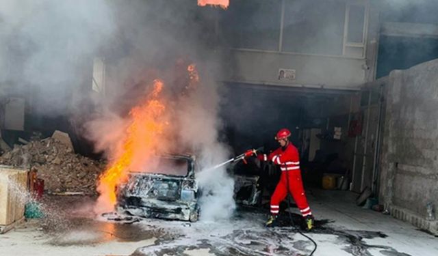 Tamirhanede Bakımı Yapılan Otomobil Alevlere Teslim Oldu