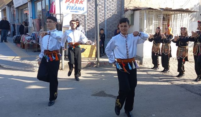 Büyükşehir’in Halk Oyunları Ekibi Derepazarı’nda Görsel Şölen Sundu