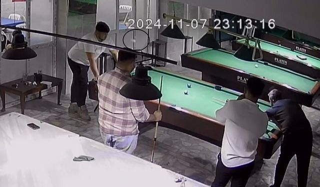 Kafasına bilardo topu gelen genç yere yığıldı, arkadaşları kahkahaya boğuldu