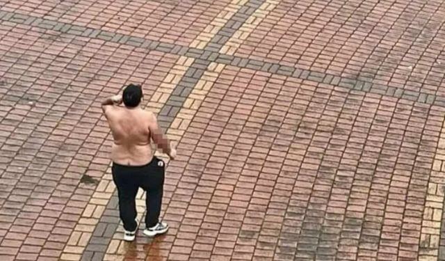 Elinde kesici aletle yarı çıplak halde belediyenin kapısına dayandı