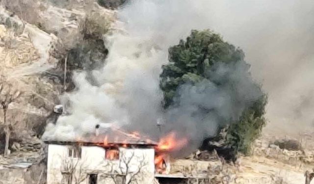 Andırın'da alev alev yanan ev kül oldu
