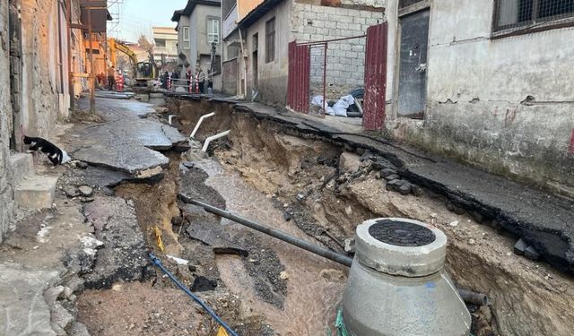 Su borusu patladı, iş yerleri ve araçlar zarar gördü