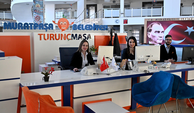 Turunç Masaya Her 2 Dakikada Bir Telefon