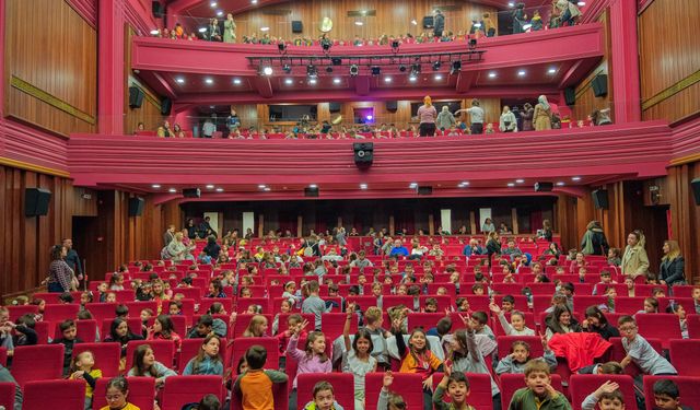 Salonda ki Çocukları  Tiyatro Coşkusu Sardı