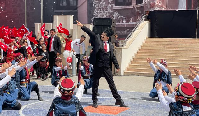 Öğrenciler TBMM'nin Açılışını Canlandırdı