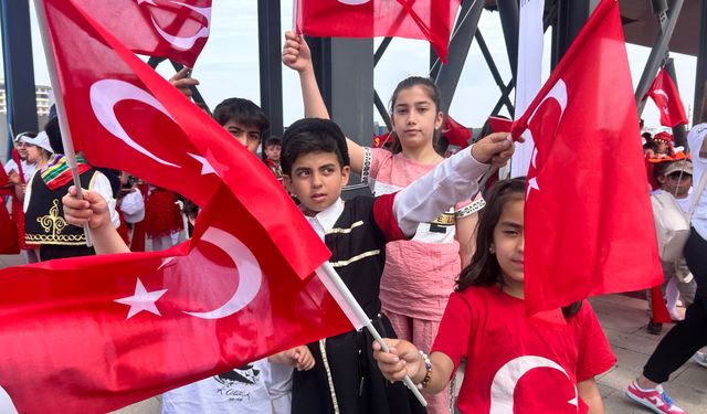 Depremin Yaralarının Sarıldığı Şehirde 23 Nisan Coşkusu