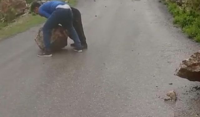 Yağmur Sonrası Yola Kayalar Düştü