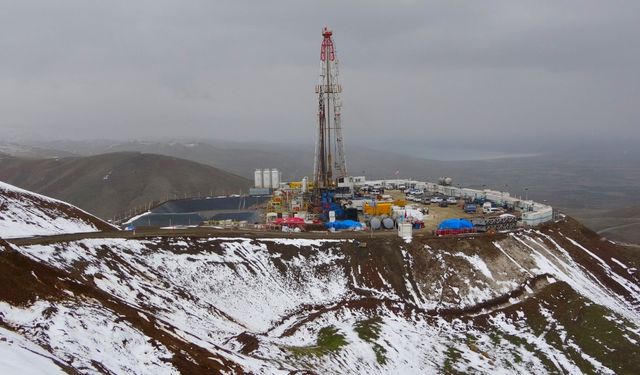 Petrol arayışı: 200 tonluk dev sondaj kulesi kuruldu