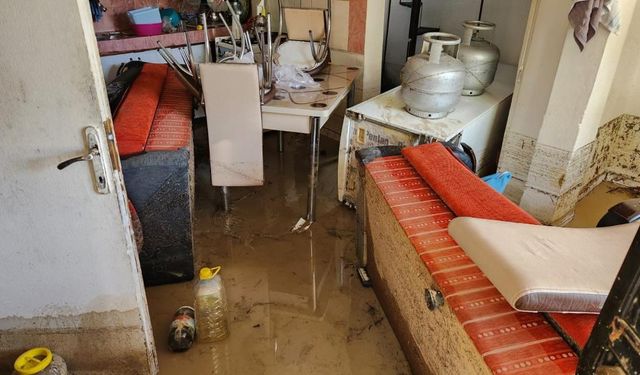 Depremden kaçarak sığındıkları yeni yuvalarında sel afetini yaşadılar