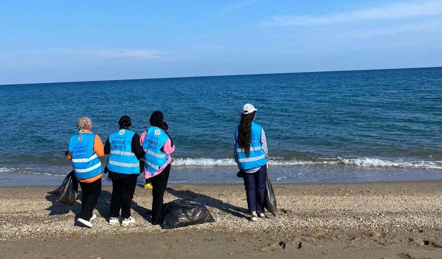 Gençler Sahil Temizliği Yaptı
