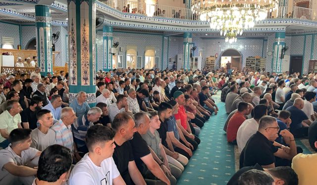 Bayram Namazında Vatandaşlar Camilere Akın Etti