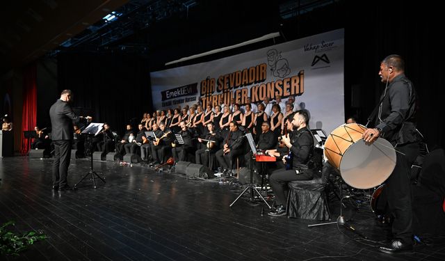 Emekli Korosundan Duygu Dolu Türkü Gecesi